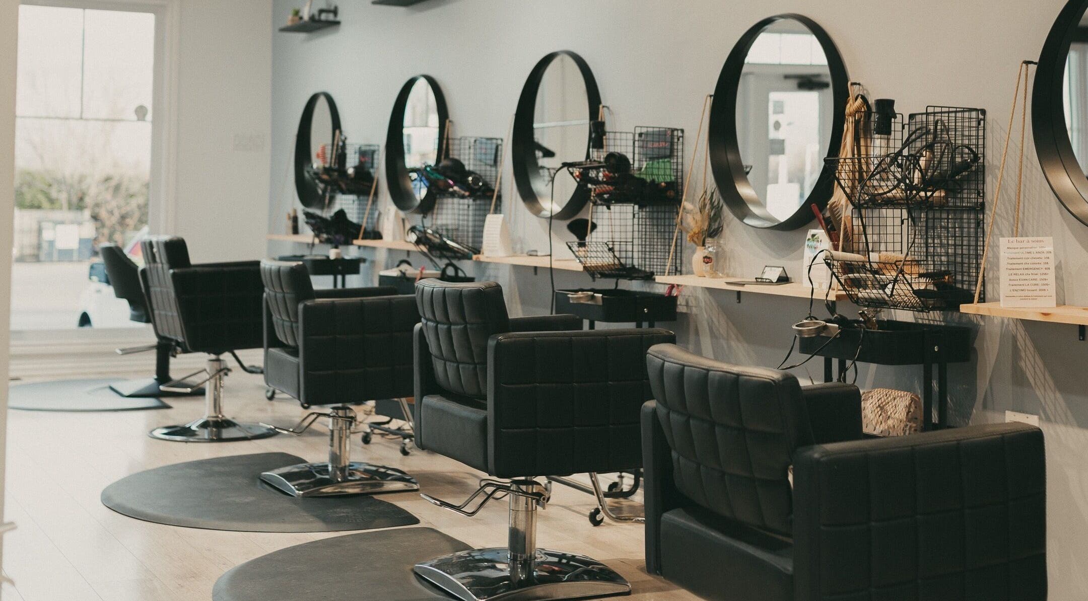 Intérieur élégant de l'Institut 351 à Saint-Eustache, Québec, CA avec miroirs et fauteuils.
