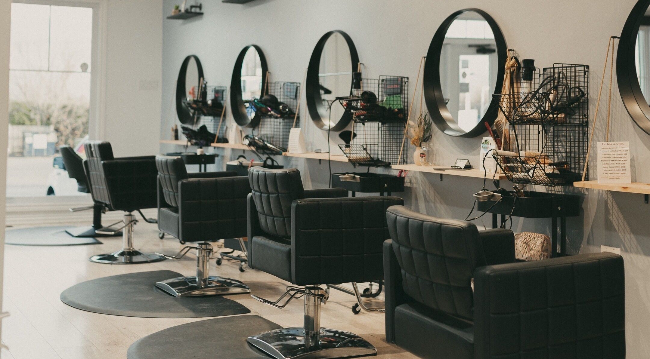 Intérieur élégant de l'Institut 351 à Saint-Eustache, Québec, CA avec miroirs et fauteuils.