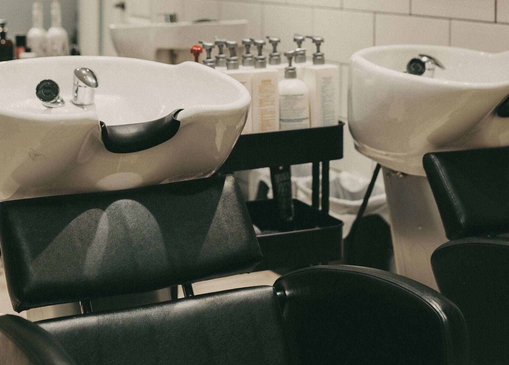 Stations de lavage modernes à Institut 351, Saint-Eustache, Québec, CA, offrant confort optimal.