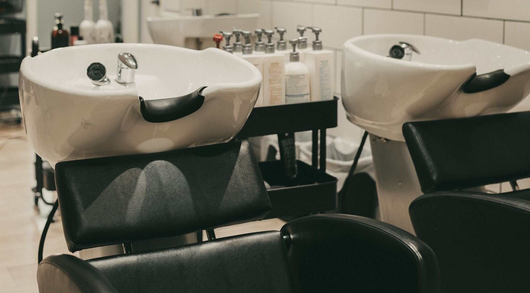 Stations de lavage modernes à Institut 351, Saint-Eustache, Québec, CA, offrant confort optimal.