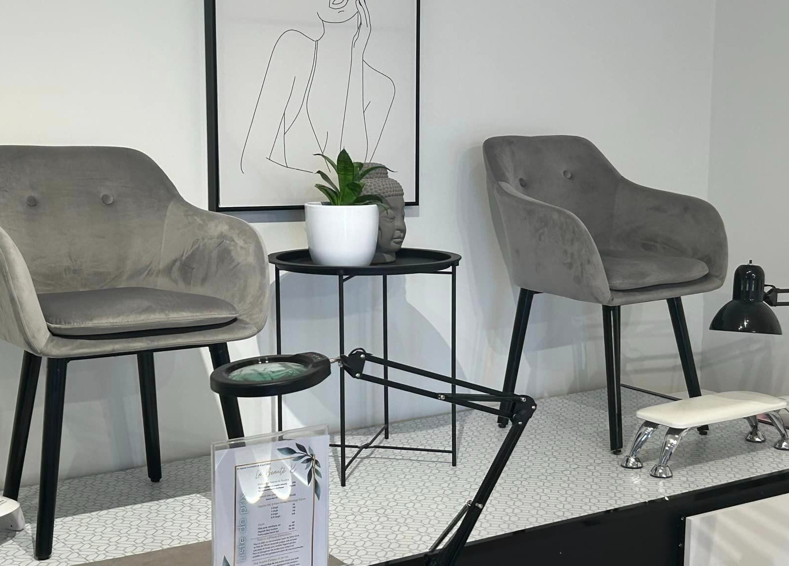 Coin détente élégant avec fauteuils gris à l'Institut 351, Saint-Eustache, Québec, CA.