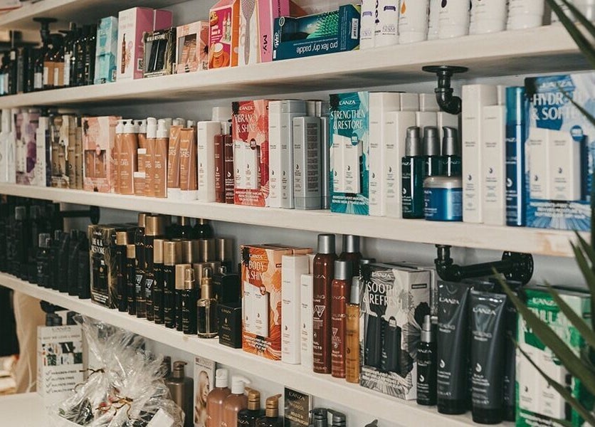 Produits de beauté variés sur étagère à Institut 351, Saint-Eustache, Québec, CA.