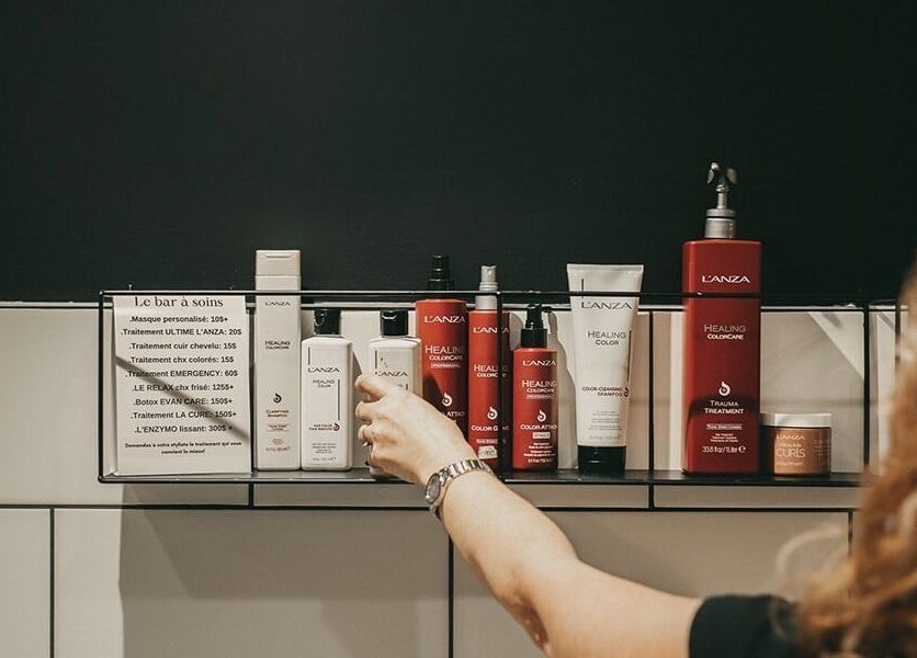 Produits de beauté à Institut 351, Saint-eustache, Québec, CA. Main sélectionnant un produit L'ANZA.