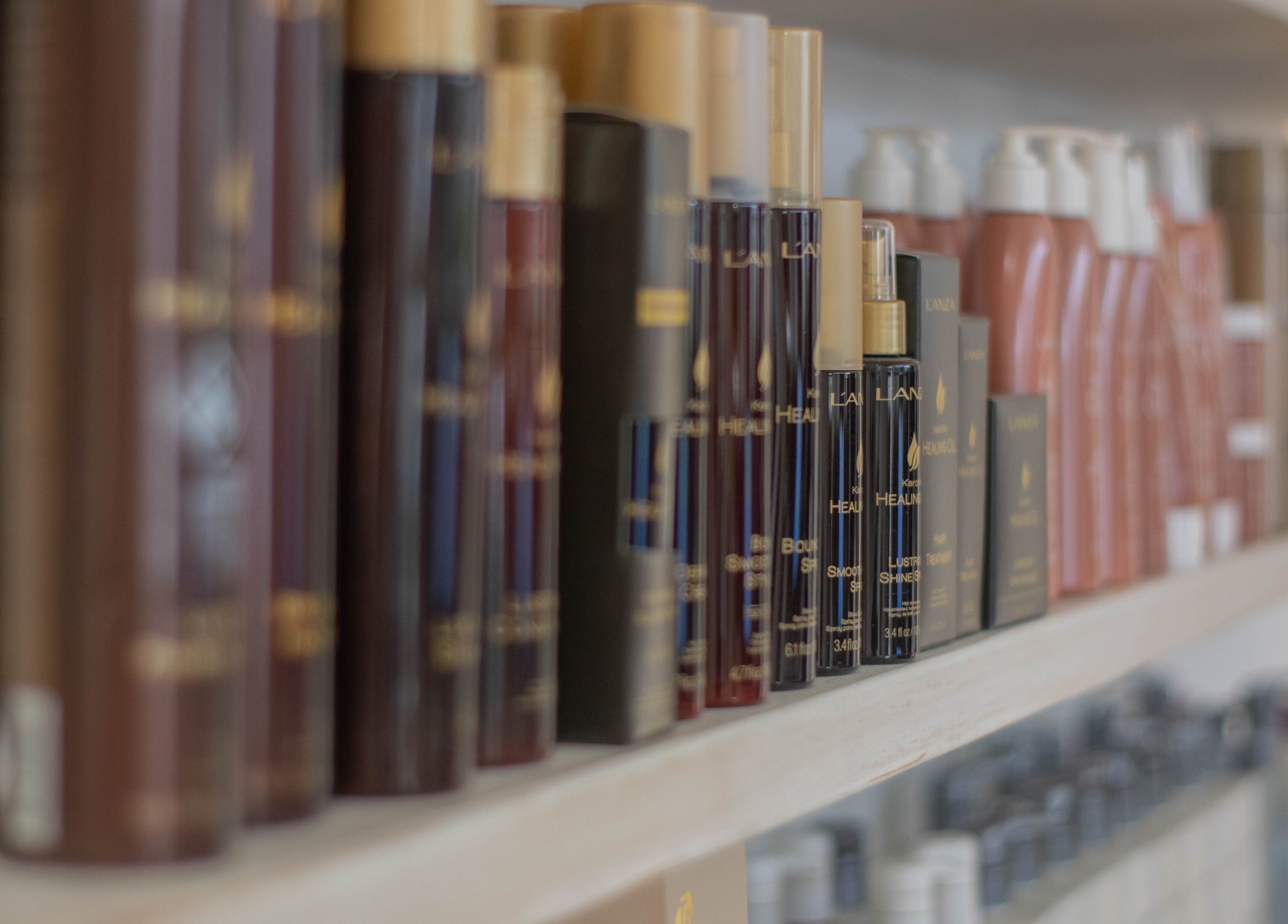 Produits de beauté sur étagère à Institut 351, Saint-Eustache, Québec, CA.