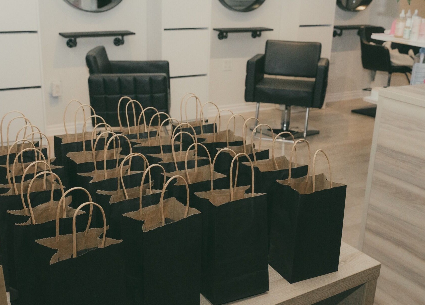 Atelier de soin à Institut 351, Saint-eustache, Québec, CA, avec sacs cadeaux alignés.