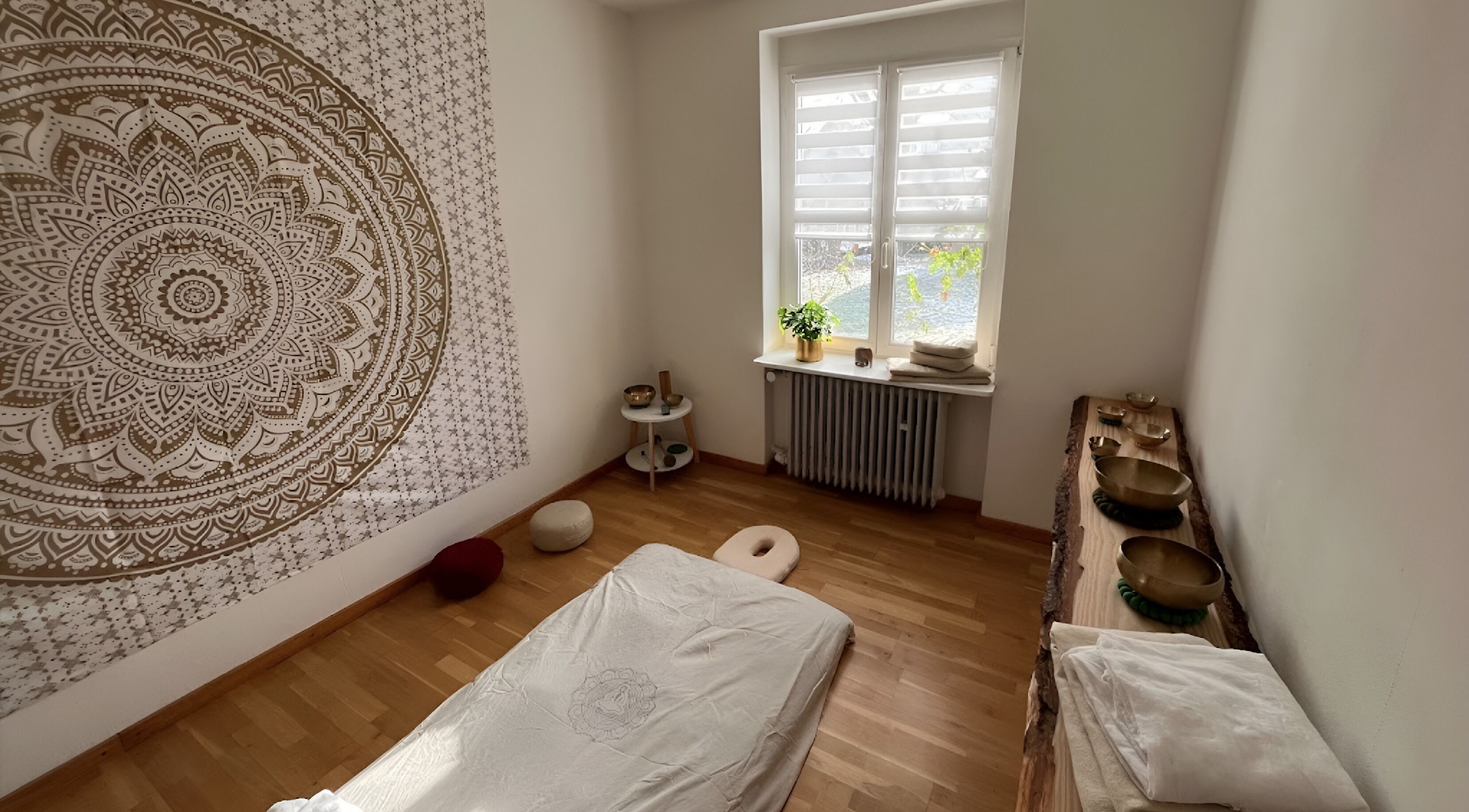Meditationsraum bei KlangYoga und EMSRaum Freiburg in Ebringen, Baden-württemberg, DE mit Yogamatte und Klangschalen.