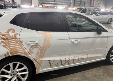 Elegante V Artistry autobelettering in garage, Ravels, Vlaanderen, BE.