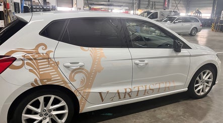 Elegante V Artistry autobelettering in garage, Ravels, Vlaanderen, BE.