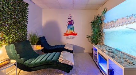 Relaxing lounge at Wellness Privé Centre de Bien-Être & Massothérapie, Montreal, Quebec, CA, with chaise lounges.