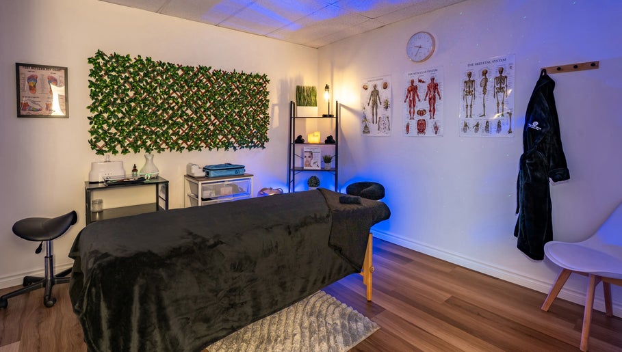 Tranquil massage room at Wellness Privé Massothérapie & Bien-Être in Montreal, Quebec, CA with soothing decor.