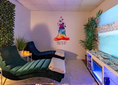 Relaxing lounge at Wellness Privé Massothérapie & Bien-Être, Montreal, Quebec, CA with cozy chairs and calming decor.