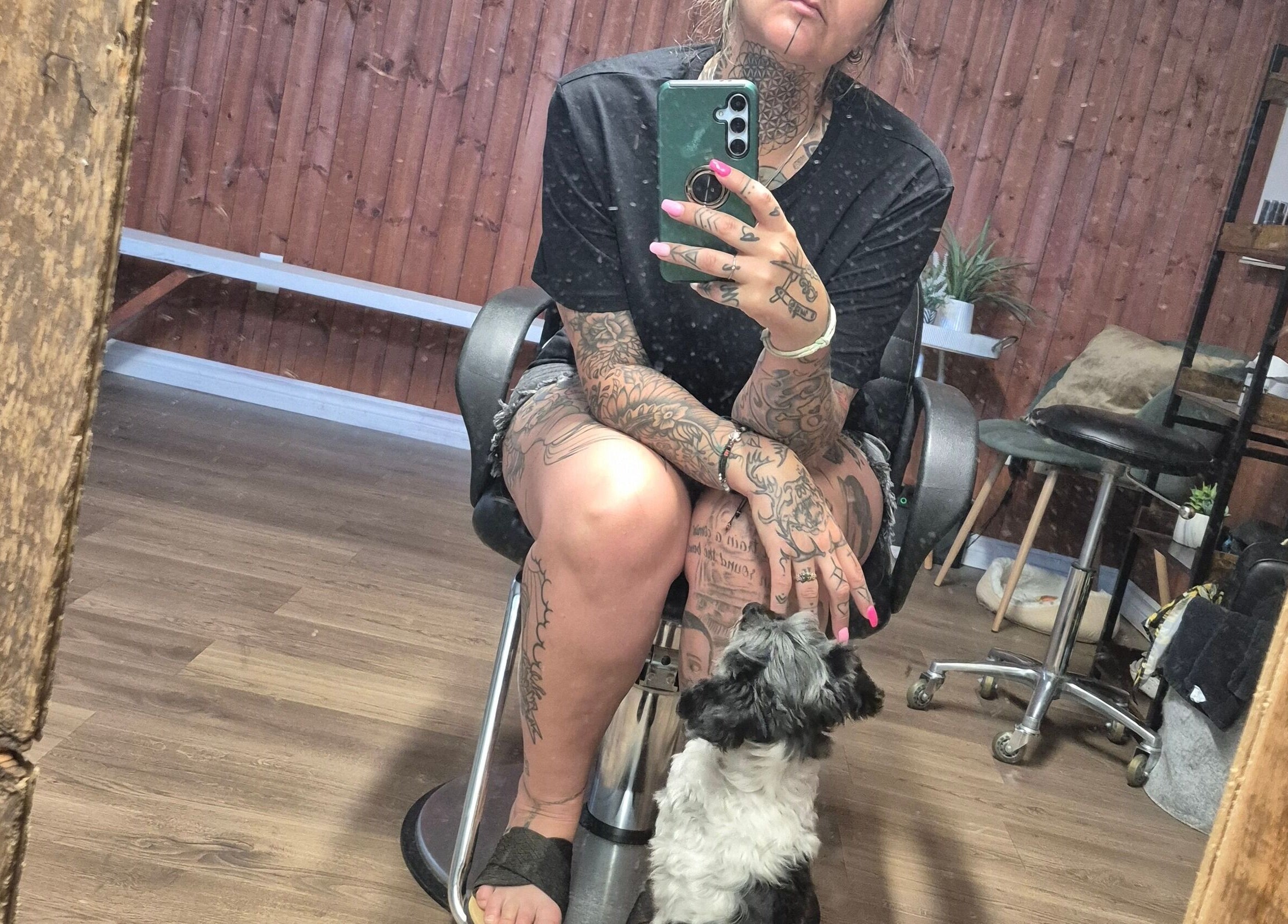 Salon My shop à Rouyn-noranda, Québec, CA, avec une personne tatouée et un chien.