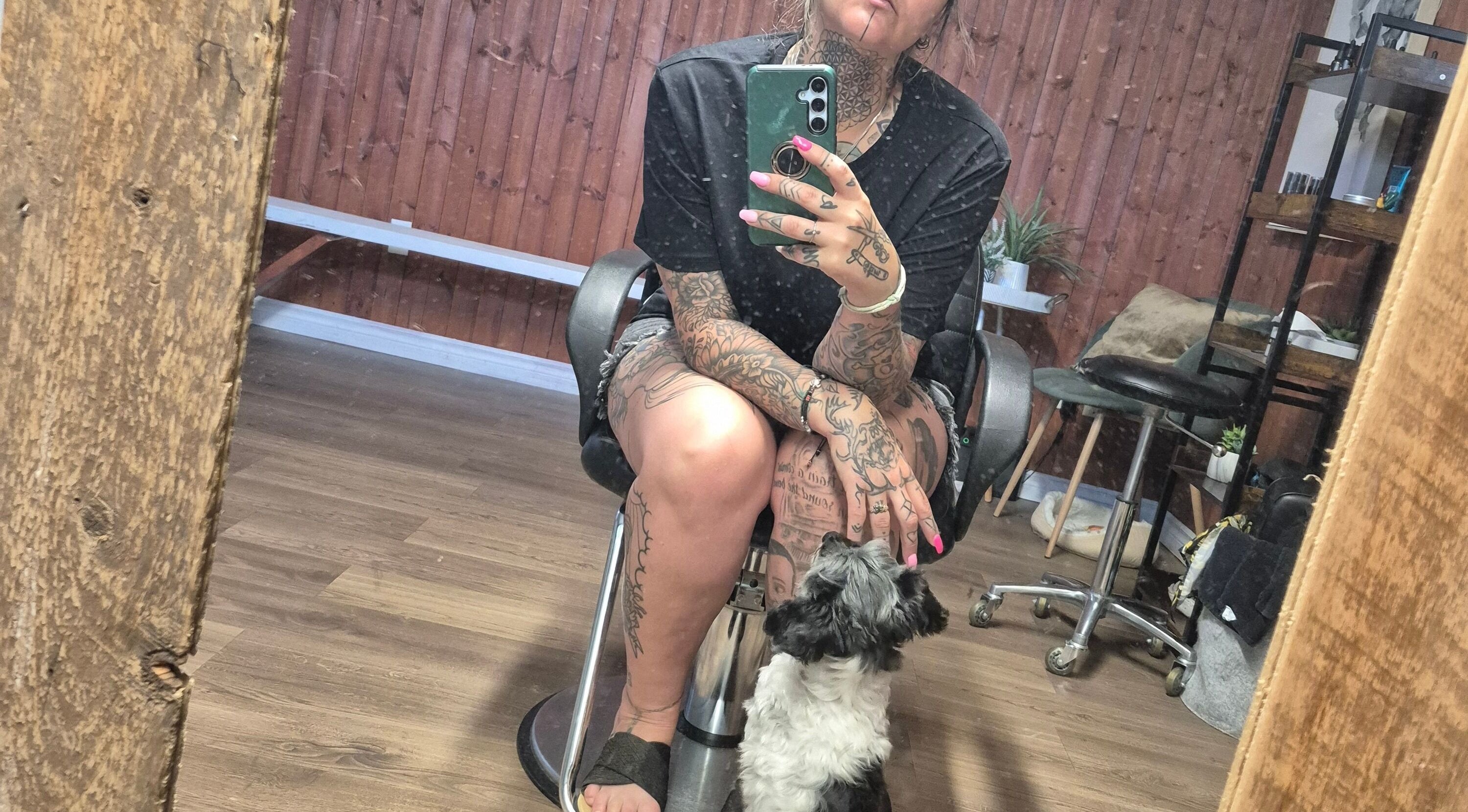 Salon My shop à Rouyn-noranda, Québec, CA, avec une personne tatouée et un chien.