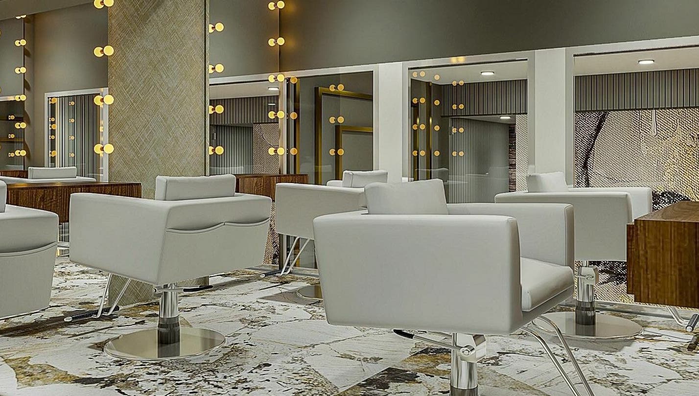Salón elegante de Eztravaganzza Nailroom Plus en Chihuahua, Chihuahua, MX con sillas modernas y iluminación de lujo.