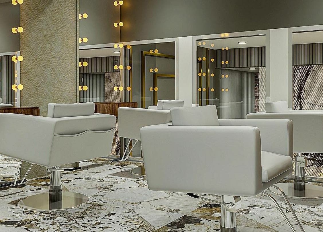 Salón elegante de Eztravaganzza Nailroom Plus en Chihuahua, Chihuahua, MX con sillas modernas y iluminación de lujo.