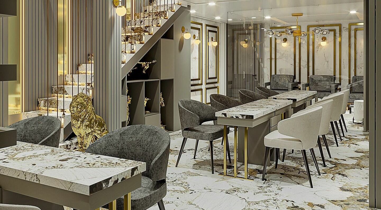 Interior de Eztravaganzza Nailroom Plus en Chihuahua, Chihuahua, MX con diseño en mármol y asientos elegantes.