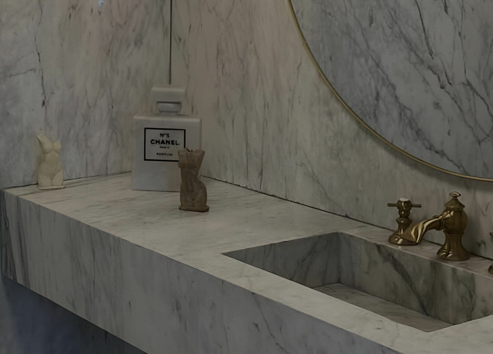 Lavabo de mármol en Eztravaganzza Nailroom Plus en Chihuahua, Chihuahua, MX, con detalles dorados.