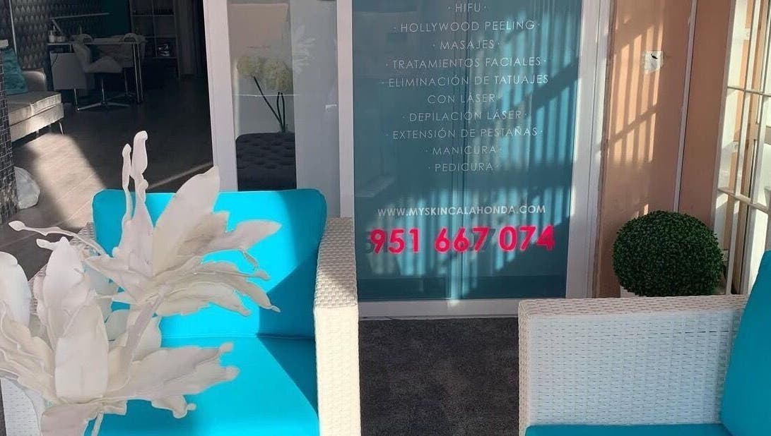 Myskin Calahonda szépségszalon belső tér, kék kanapéval, Calahonda, Andalucía, ES.