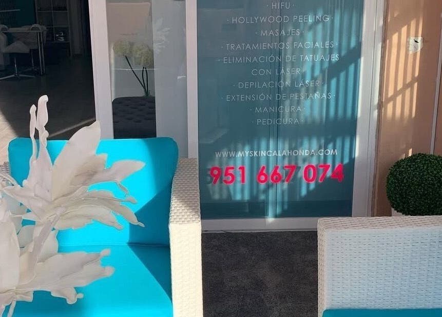 Myskin Calahonda szépségszalon belső tér, kék kanapéval, Calahonda, Andalucía, ES.