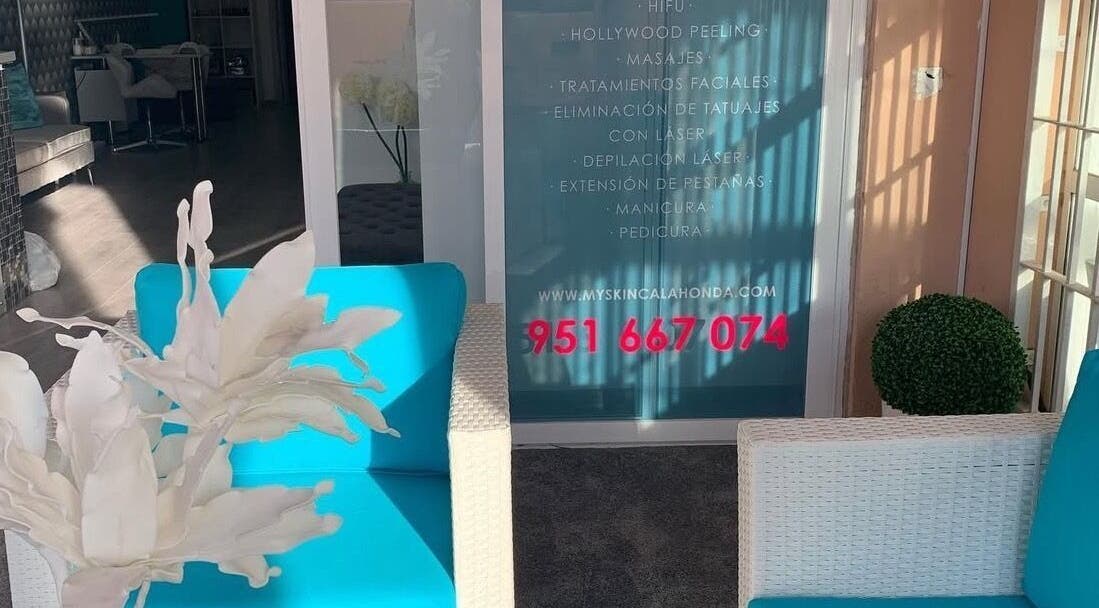 Myskin Calahonda szépségszalon belső tér, kék kanapéval, Calahonda, Andalucía, ES.