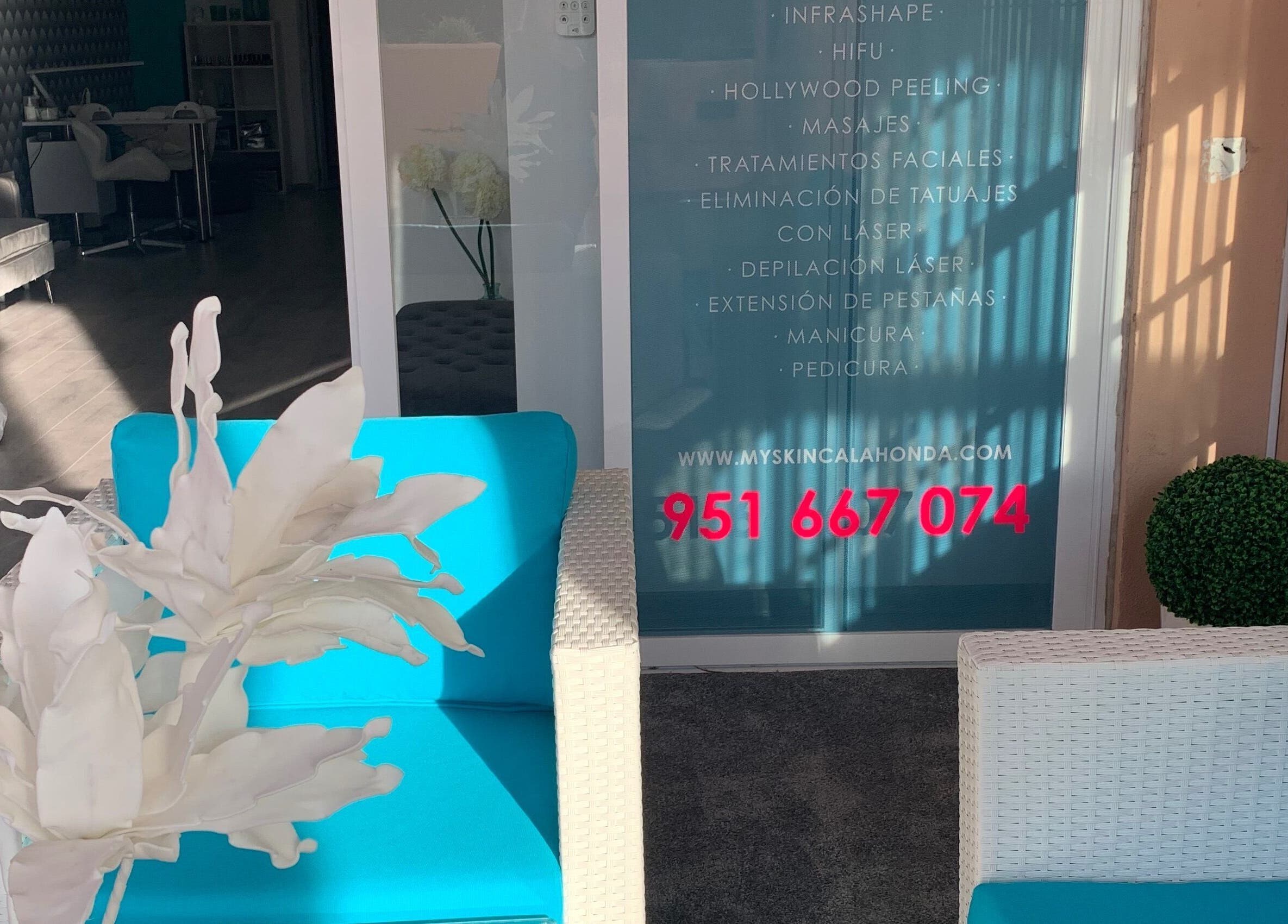 Myskin Calahonda belső tér Calahondában, kék kanapéval és dekoratív virágokkal.