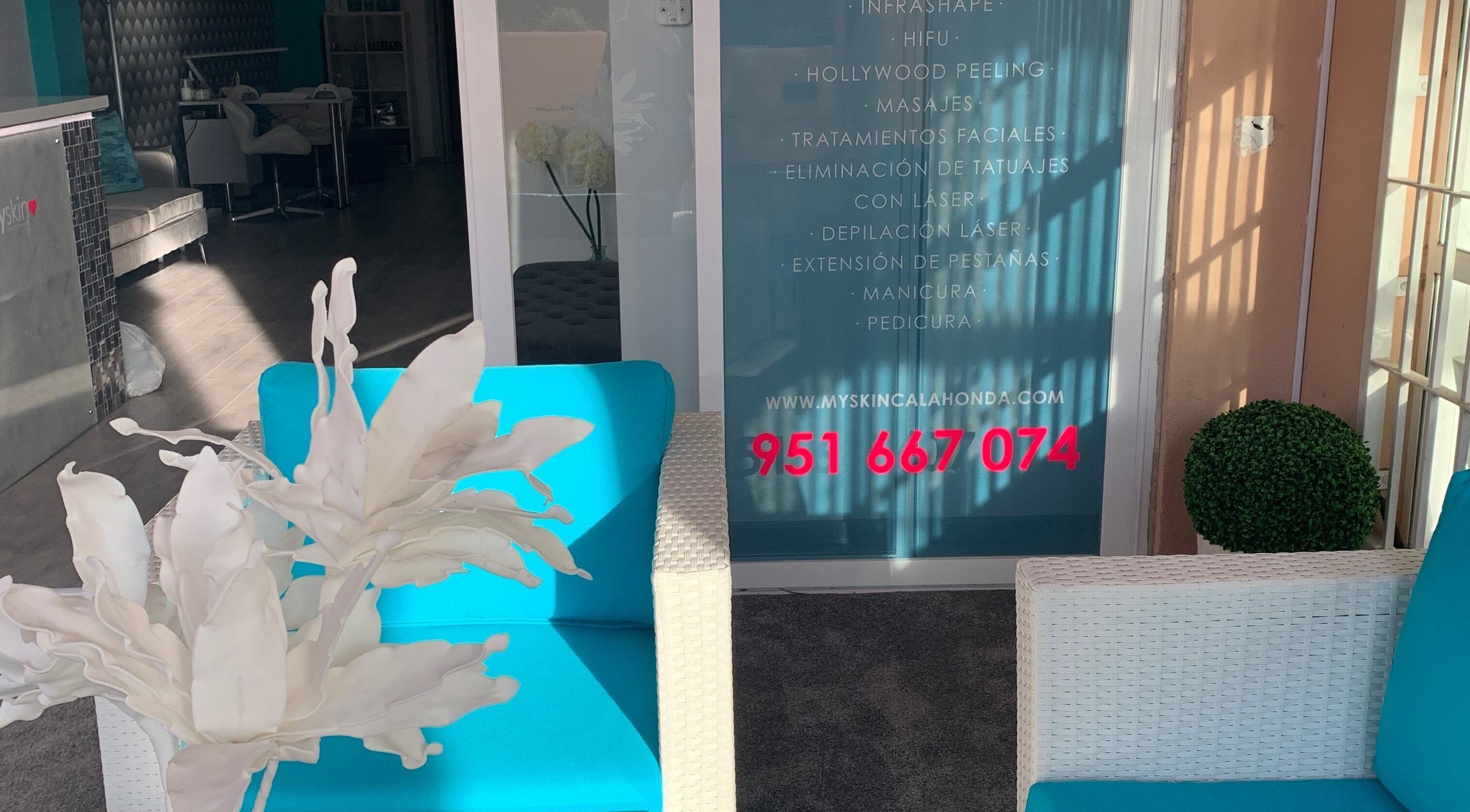Myskin Calahonda belső tér Calahondában, kék kanapéval és dekoratív virágokkal.