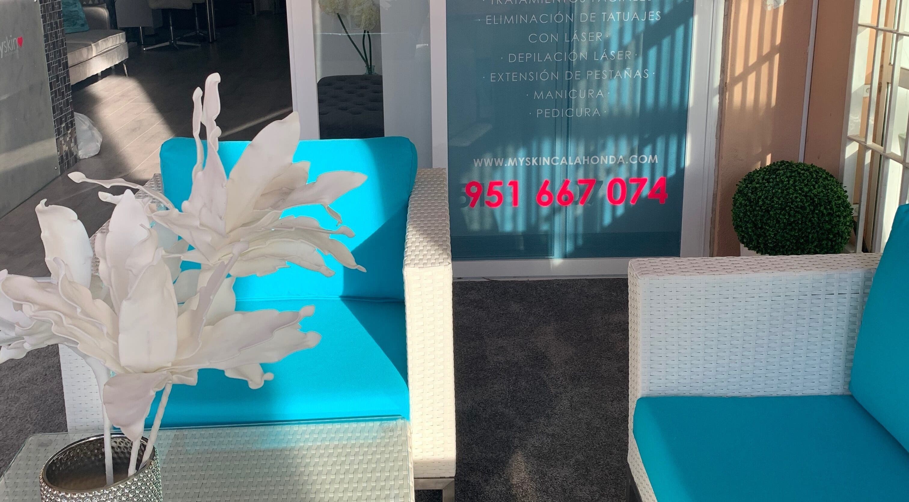 Kényelmes ülések a Myskin Calahonda szalonban, Calahonda, Andalucía, ES.