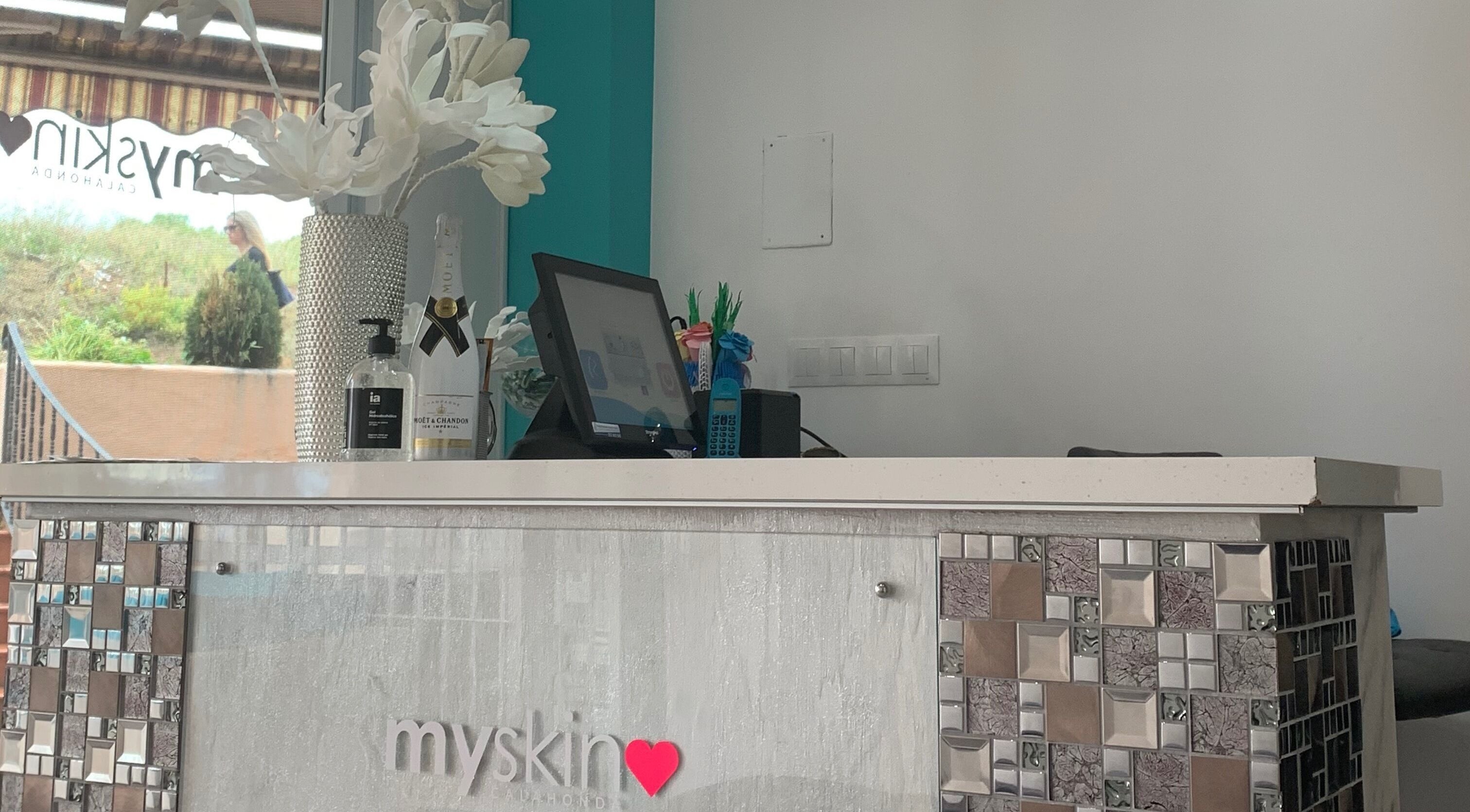 A Myskin Calahonda recepciója Calahonda, Andalucía, ES helyszínen, modern és stílusos dekorációval.