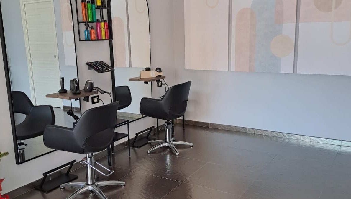 Interno del salone Valentina Migliaro a San Valentino Torio, Campania, IT, con postazione moderna.