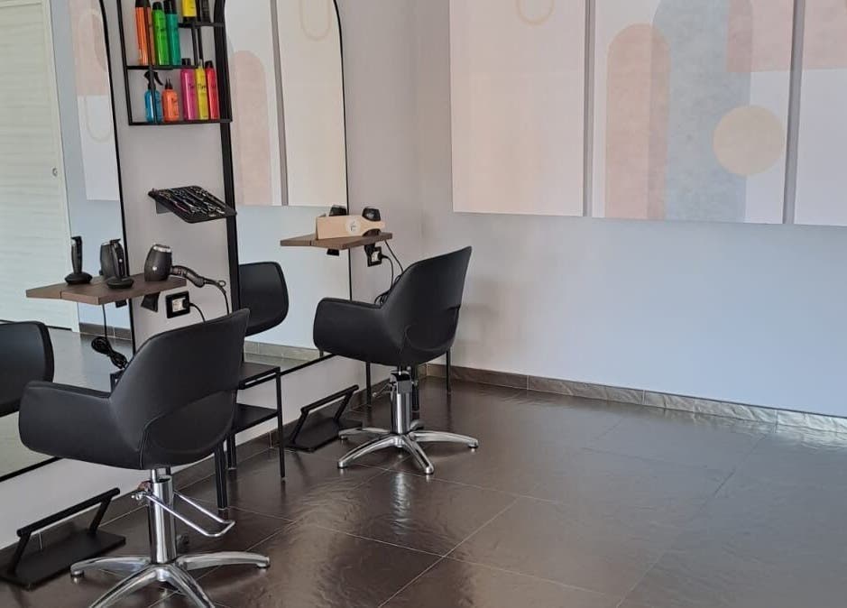 Interno del salone Valentina Migliaro a San Valentino Torio, Campania, IT, con postazione moderna.