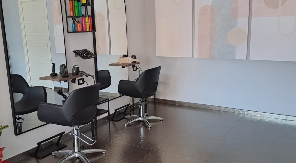 Interno del salone Valentina Migliaro a San Valentino Torio, Campania, IT, con postazione moderna.