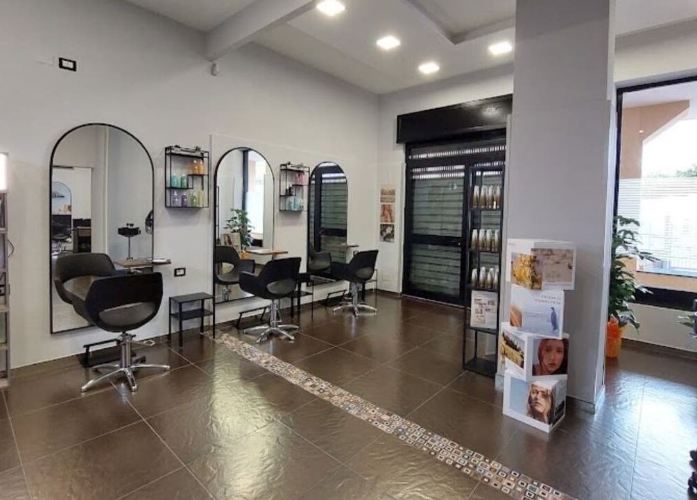 Interno elegante di Valentina Migliaro a San Valentino Torio, Campania, IT con specchi e prodotti di bellezza.