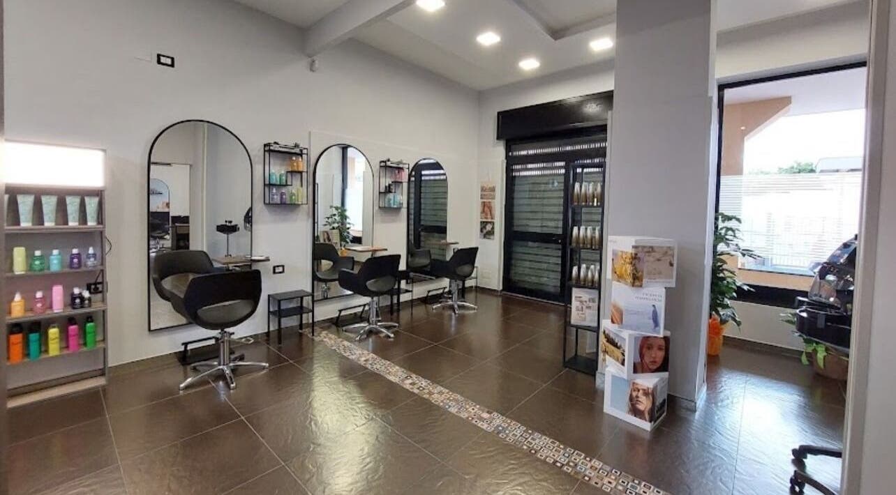 Interno elegante di Valentina Migliaro a San Valentino Torio, Campania, IT con specchi e prodotti di bellezza.