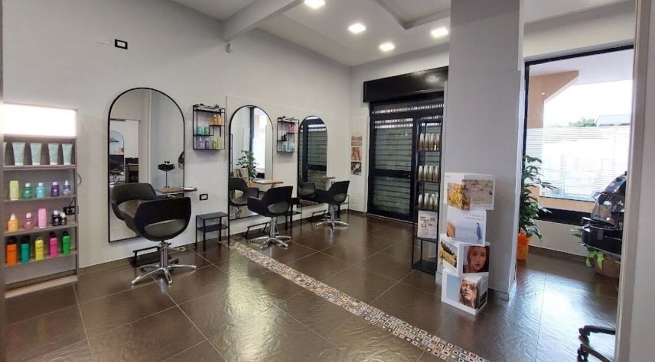 Interno elegante di Valentina Migliaro a San Valentino Torio, Campania, IT con specchi e prodotti di bellezza.