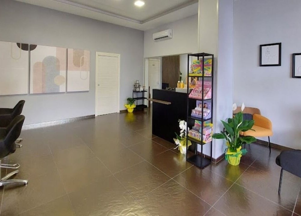 Interni eleganti del salone Valentina Migliaro a San Valentino Torio, Campania, IT.