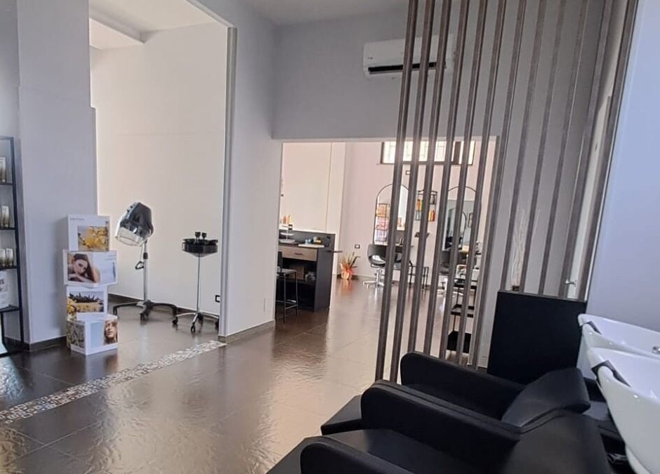 Interno del salone elegante di Valentina Migliaro a San Valentino Torio, Campania, IT.