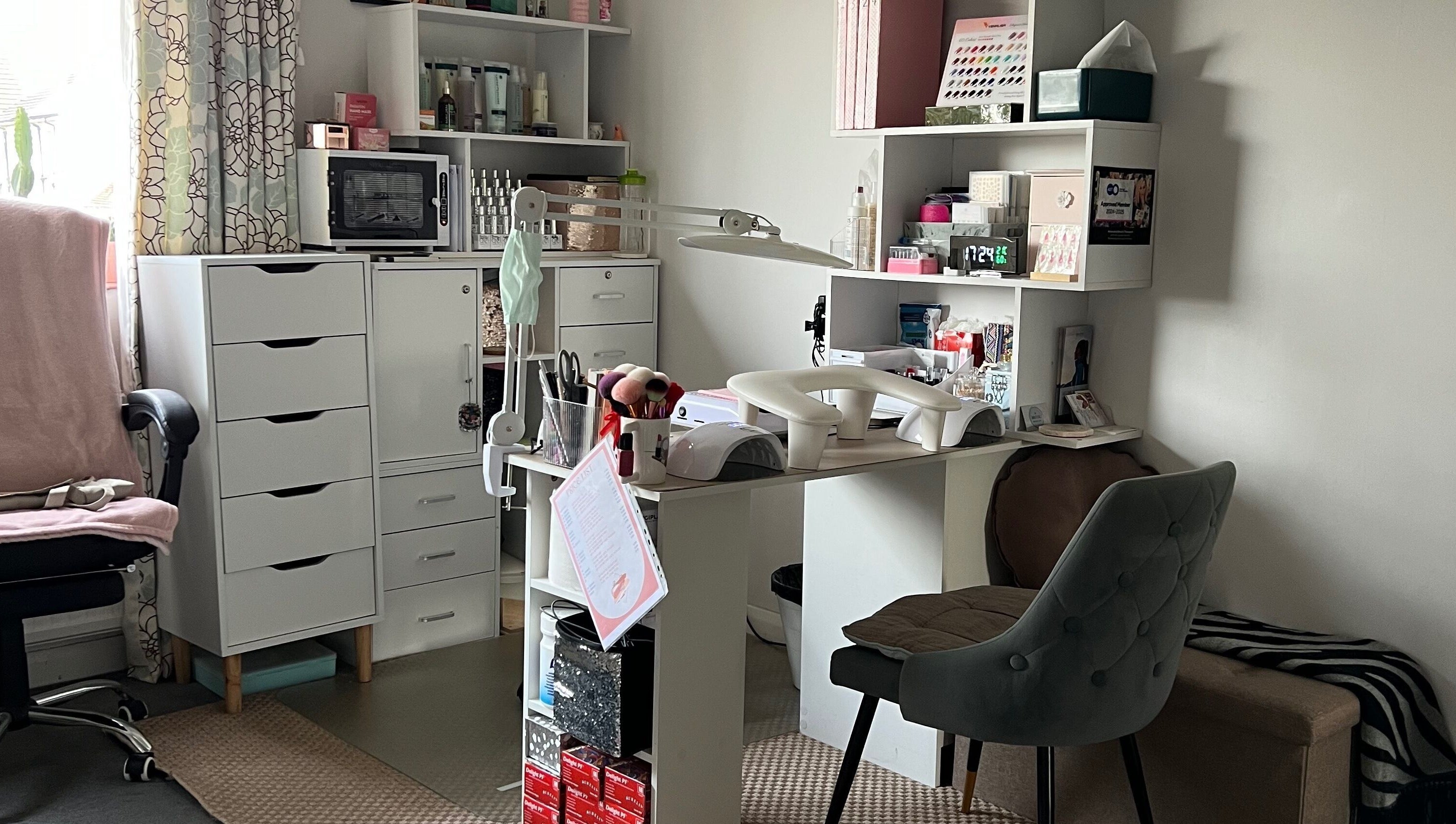 Bright interior of Bon-Di Nails in Bristol, Anglia, GB, featuring a welcoming nail service station.