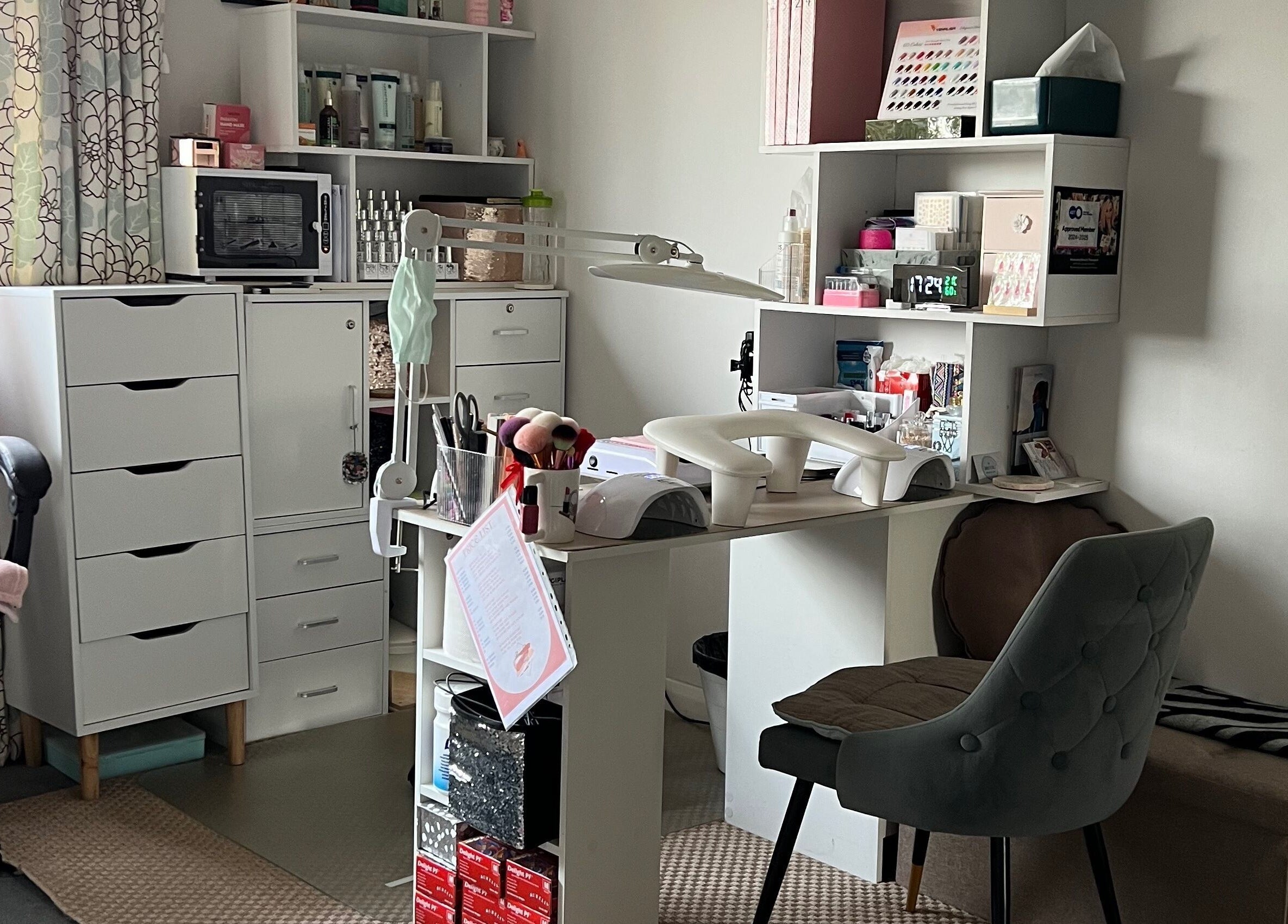 Bright interior of Bon-Di Nails in Bristol, Anglia, GB, featuring a welcoming nail service station.