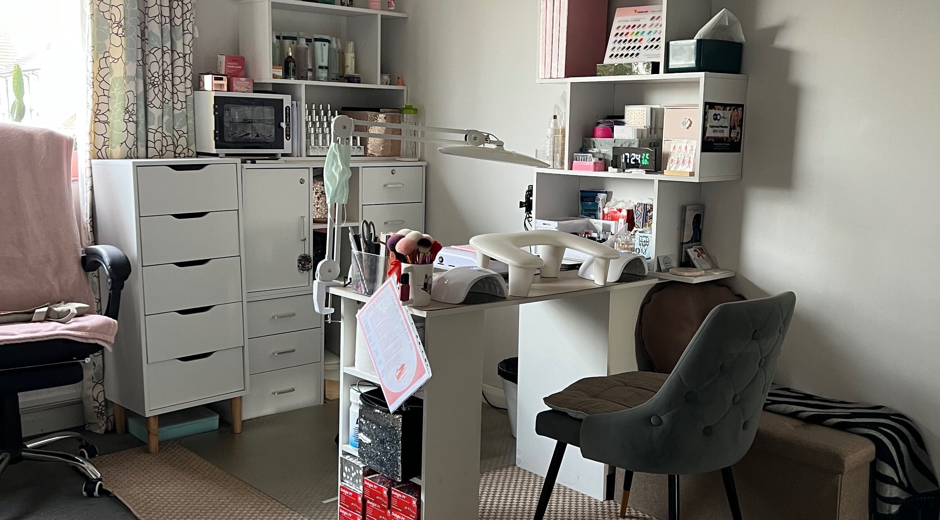Bright interior of Bon-Di Nails in Bristol, Anglia, GB, featuring a welcoming nail service station.