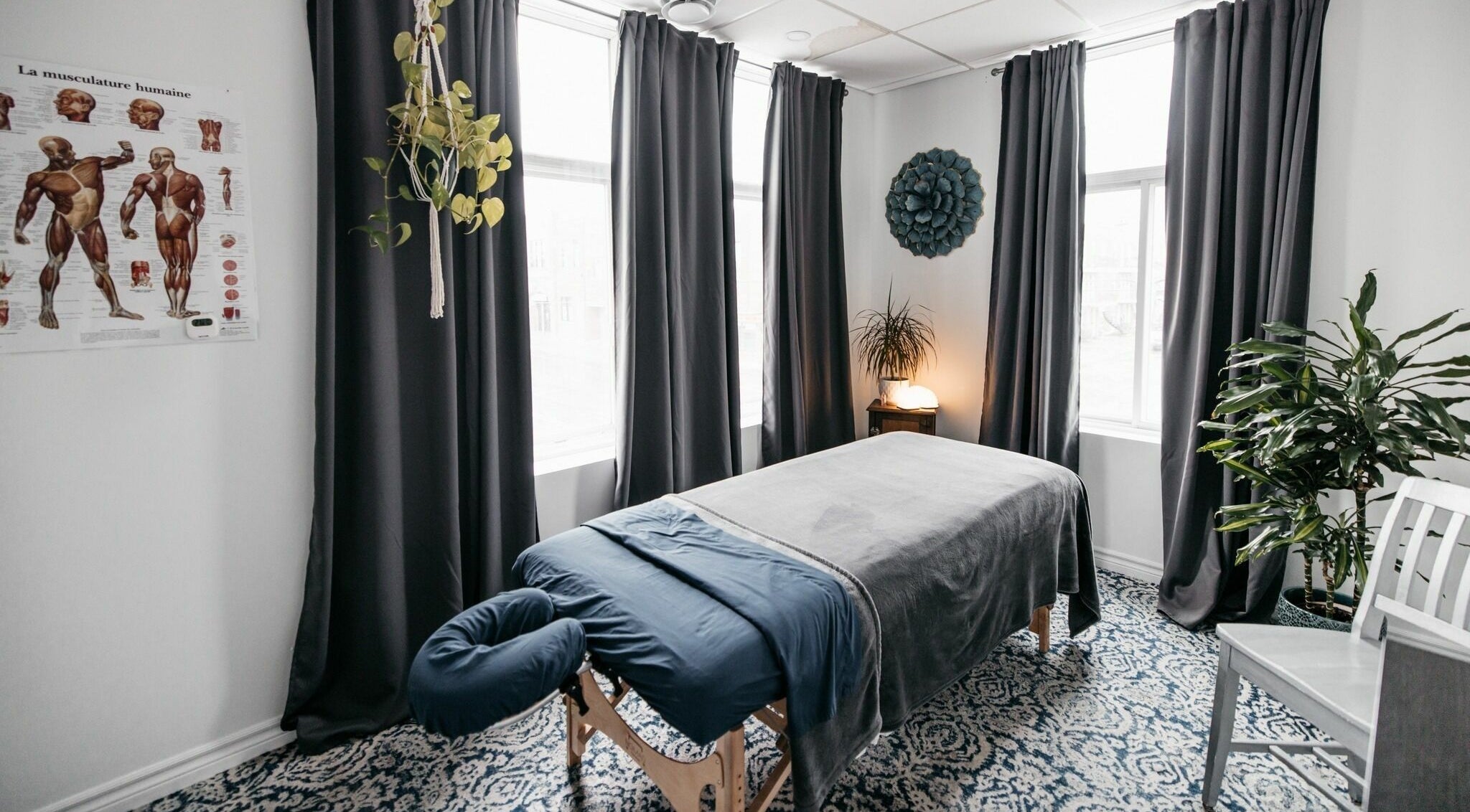 Salle de massage apaisante du Centre Thérapeutique Jomasso Verdun, Montréal, Québec, CA.