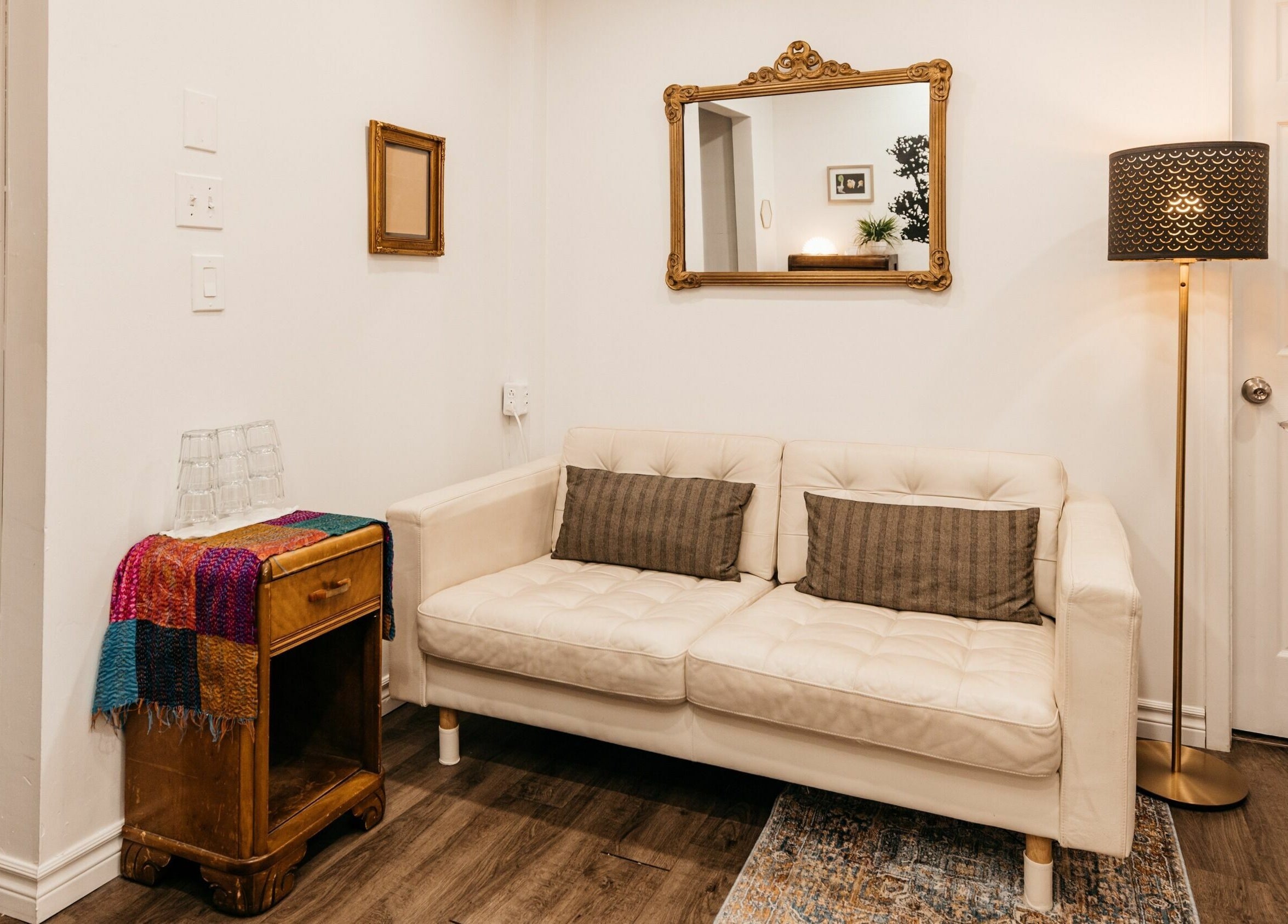 Coin détente élégant au Centre Thérapeutique Jomasso Verdun, Montréal, Québec, CA avec canapé blanc.