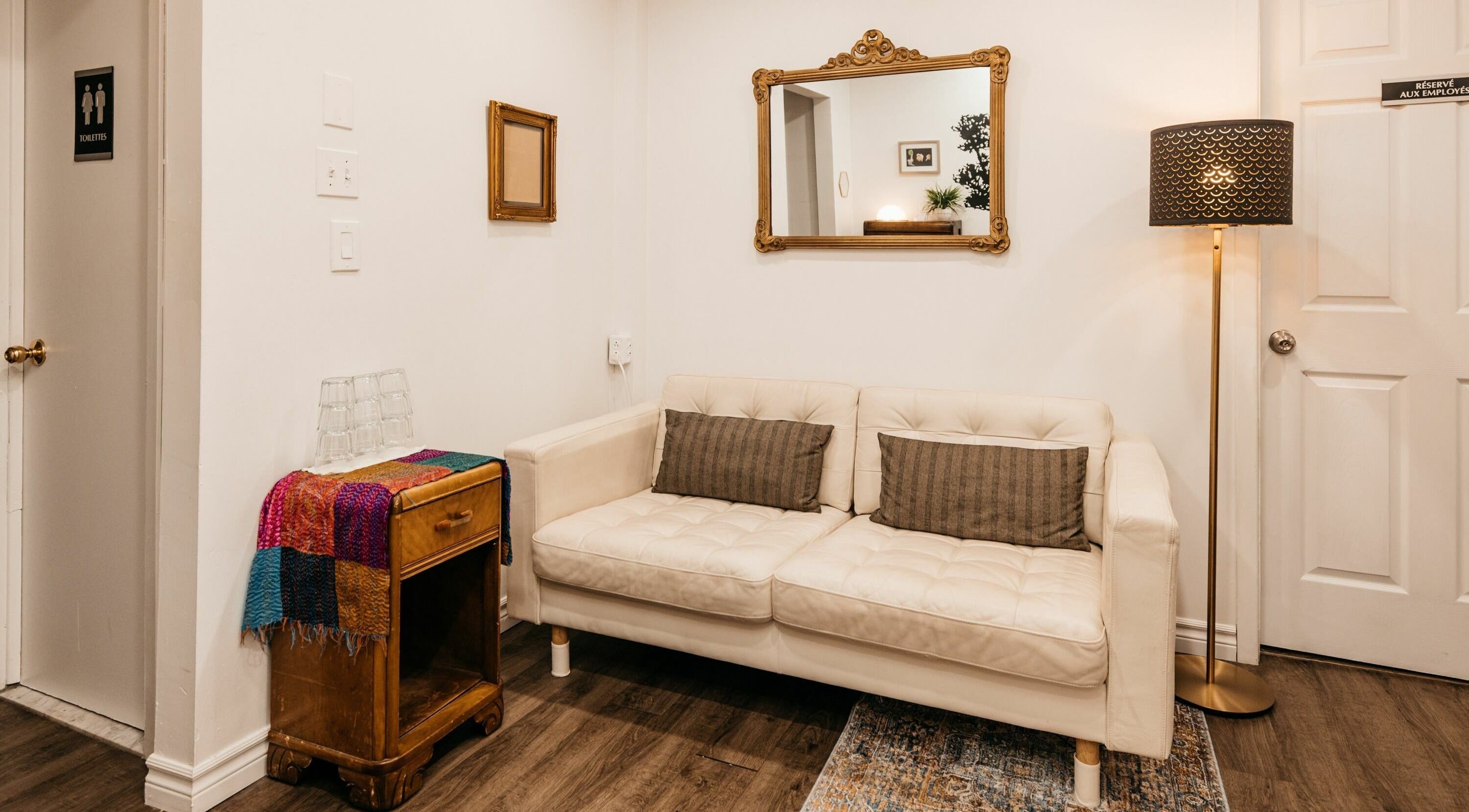 Coin détente élégant au Centre Thérapeutique Jomasso Verdun, Montréal, Québec, CA avec canapé blanc.