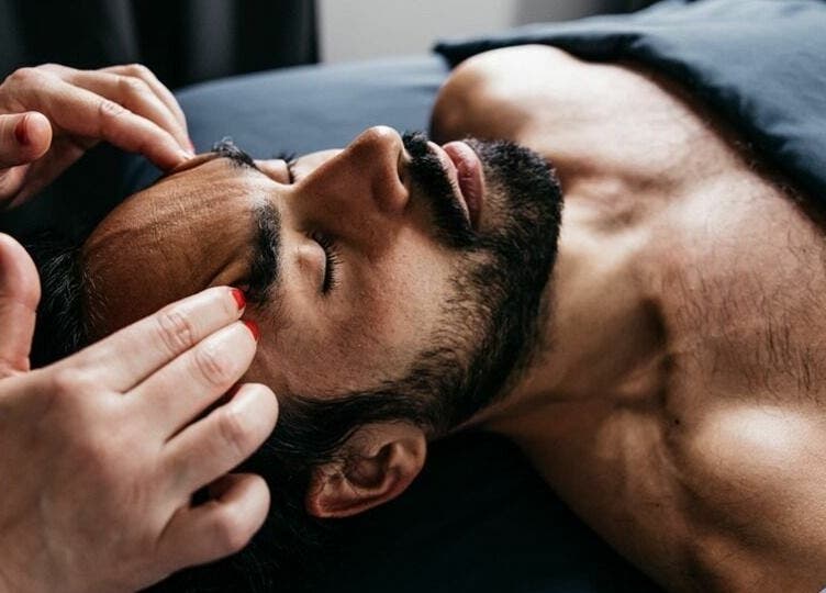 Thérapeute appliquant un massage relaxant au Centre Thérapeutique Jomasso Verdun, Montréal, Québec, CA.