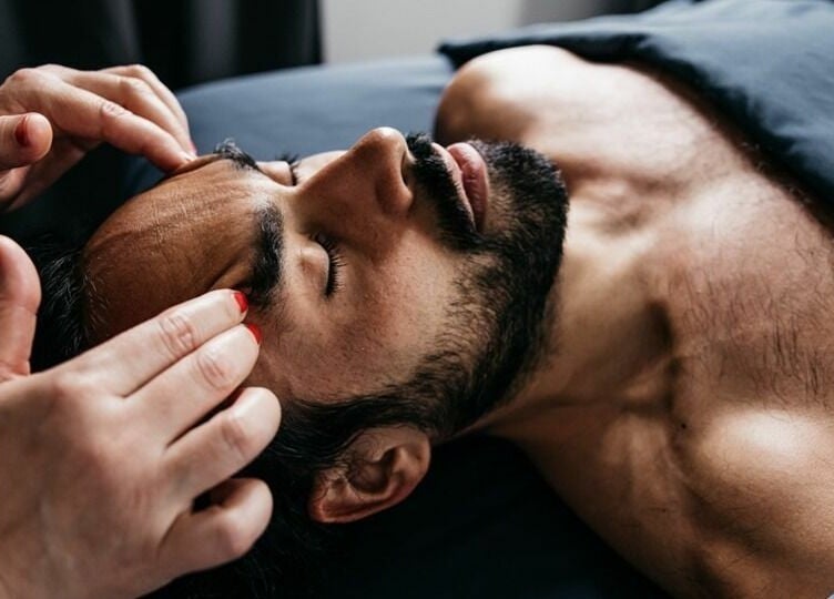 Thérapeute appliquant un massage relaxant au Centre Thérapeutique Jomasso Verdun, Montréal, Québec, CA.