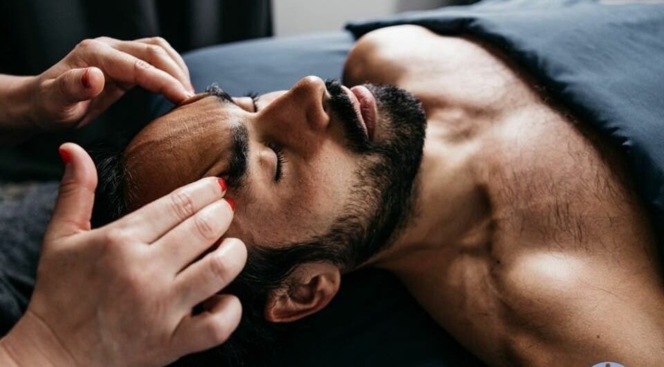 Thérapeute appliquant un massage relaxant au Centre Thérapeutique Jomasso Verdun, Montréal, Québec, CA.