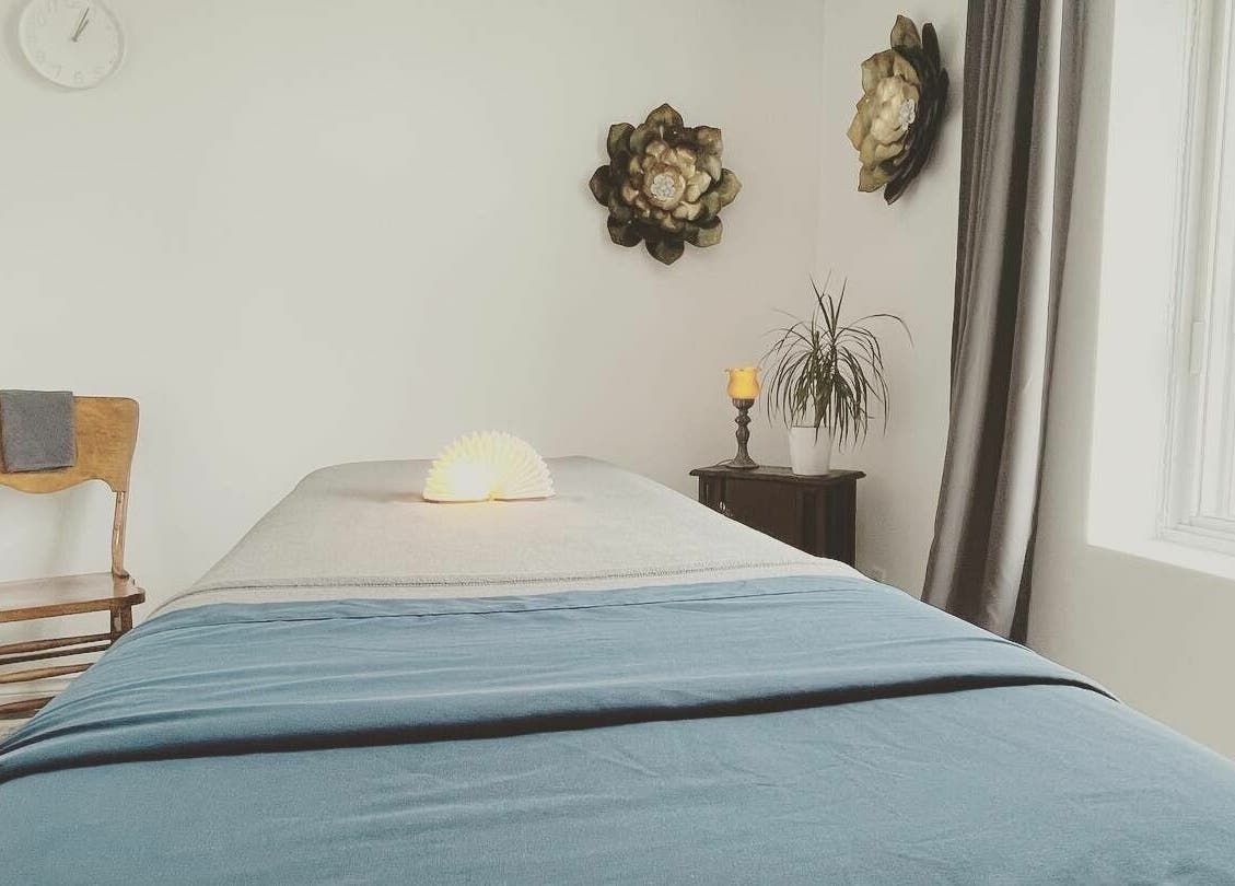 Salle de massage apaisante au Centre Thérapeutique Jomasso Verdun, Montréal, Québec, CA.