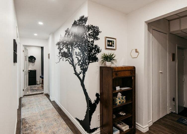 Couloir apaisant au Centre Thérapeutique Jomasso Verdun, Montréal, Québec, CA avec décoration murale unique.