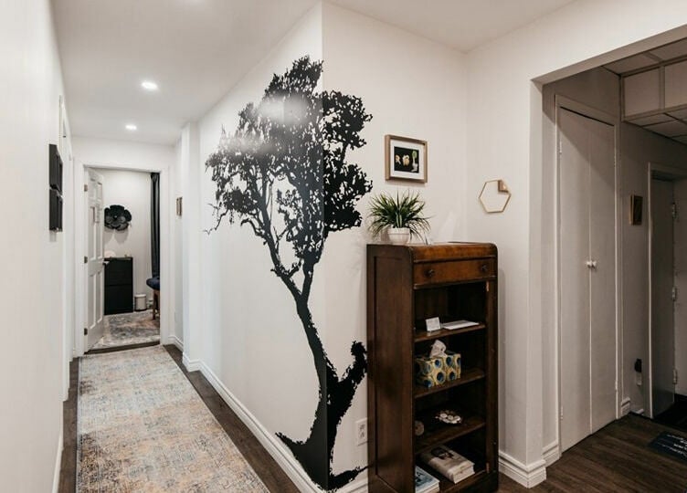 Couloir apaisant au Centre Thérapeutique Jomasso Verdun, Montréal, Québec, CA avec décoration murale unique.