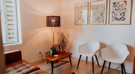 Espace d'attente accueillant au Centre thérapeutique Jomasso Boucherville, Boucherville, Québec, CA.