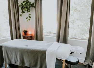Salle de massage relaxante au Centre thérapeutique Jomasso Boucherville, Boucherville, Québec, CA.